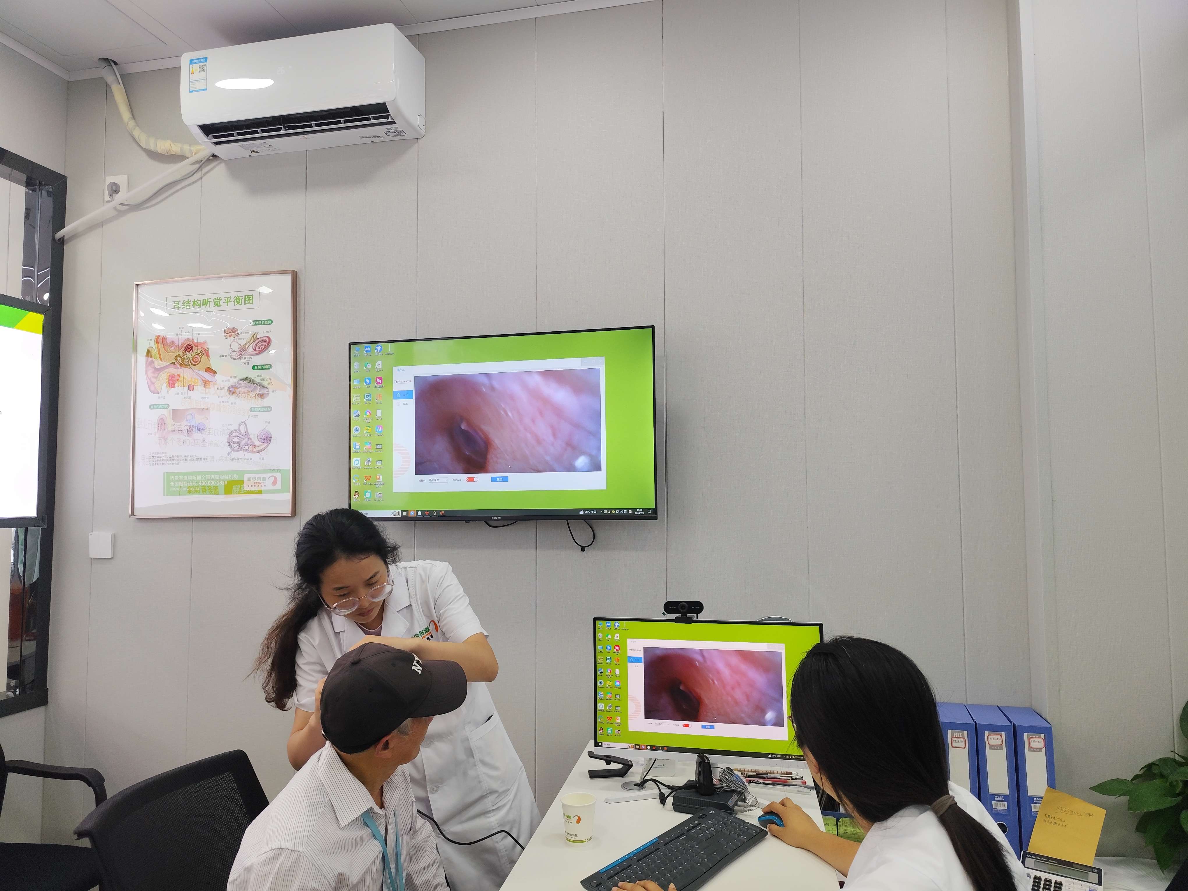 政企联动谋发展 共绘听力健康新蓝图 —— 永丰县商务局、县贸促会等一行莅临江西聆康参观考察(图2) 电耳镜(1).jpg